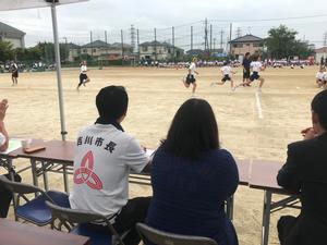 リレー競技を見る市長