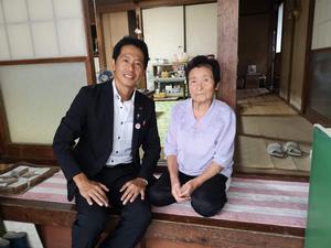 米寿の方と玄関で記念撮影