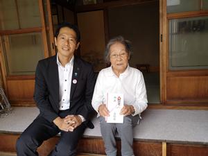 米寿の女性と記念撮影