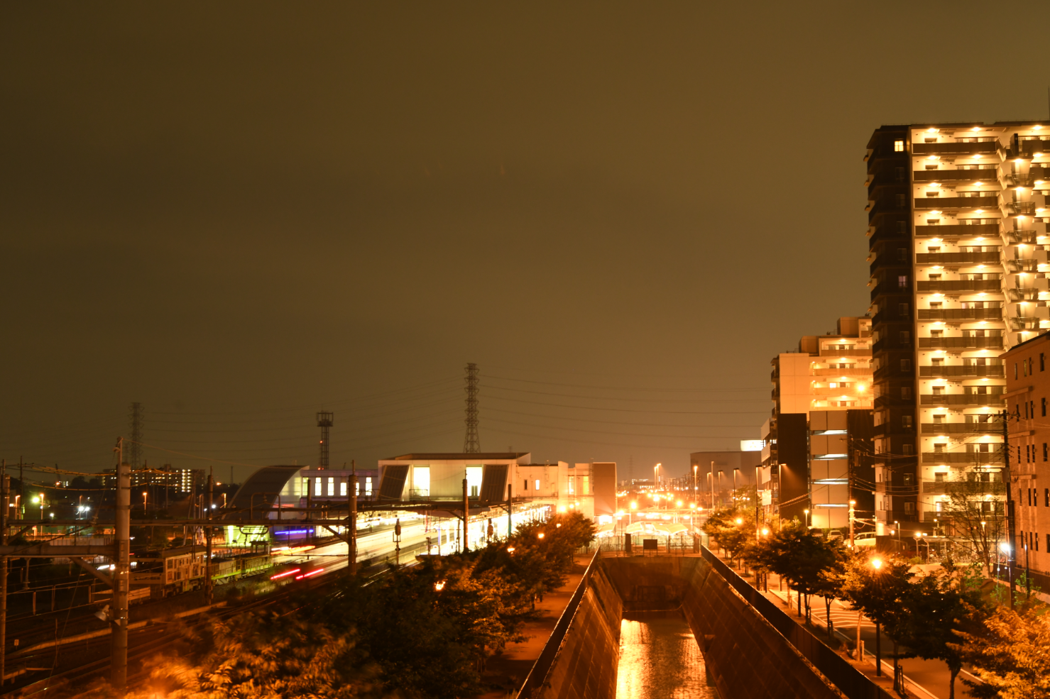 20時頃駅とマンション