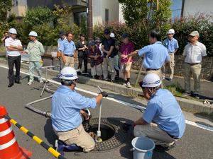 訓練の説明を受ける市長