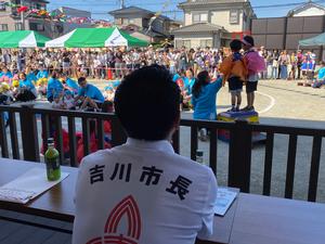 開会式で園児の挨拶を見る市長