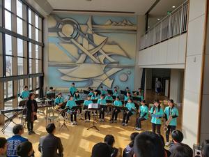 東中学校吹奏楽部の生徒たち