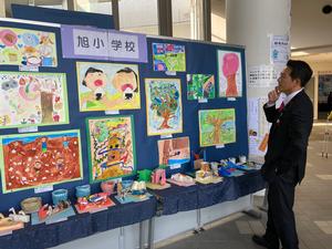 旭小学校児童の作品を鑑賞する市長