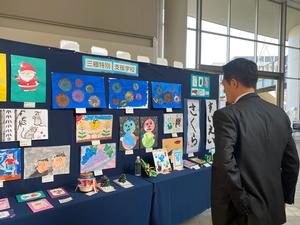 三郷特別支援学校生徒の作品を鑑賞する市長