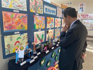 吉川小学校児童の作品を鑑賞する市長