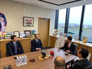 署長へお礼を言う市長