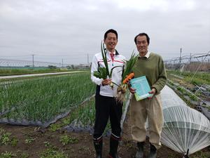 畑を背景に名倉さんと市長