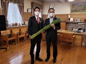 花菖蒲を持った大野県知事と市長