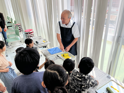 講師が色の塗り方を教えている様子