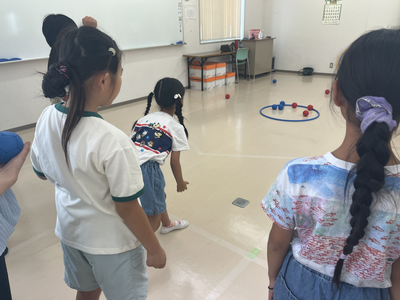フラフープの中にボールを投げ入れる様子