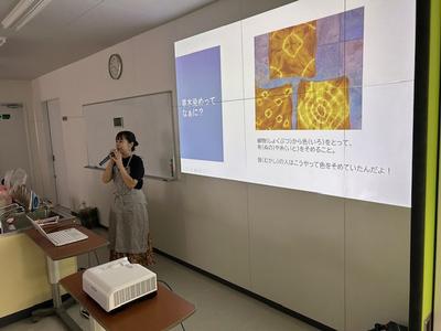 草木染めと野菜スタンプでオリジナル作品づくりの様子
