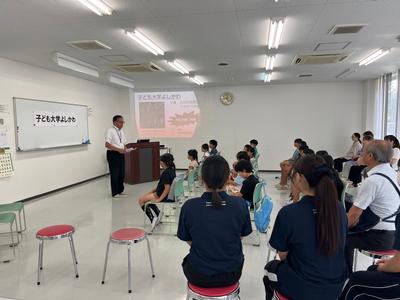 主催者が参加者に向けて話している様子