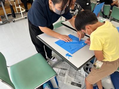 子どもがスチロール板を彫っている様子