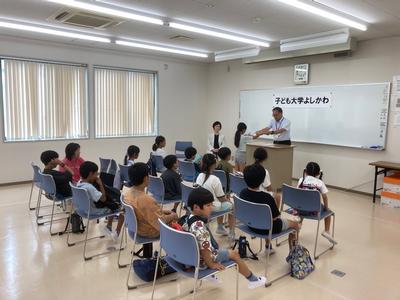 子どもが終了証を受け取る様子