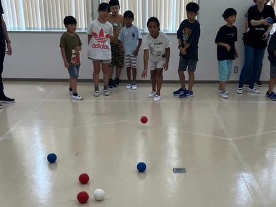子どもがジャックボールに向かってボールを投げる様子