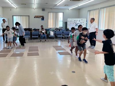子どもたちが手を使わずにボールを運ぶ様子