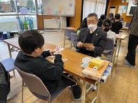 子どもと大人がトランプをしている様子