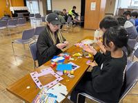 子どもと大人が工作する様子