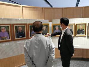 肖像画展示会の様子