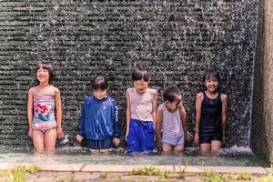 公園で水遊びをする子どもたち