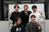 市長と若者会議メンバーの集合写真