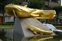 金色の親子なまずのモニュメント