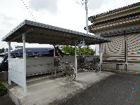 旭小学校入口のバス停付近にある下広島集会所の駐輪場