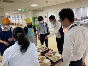 給食試食の様子