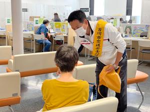 夏の交通事故防止運動街頭キャンペーンの様子