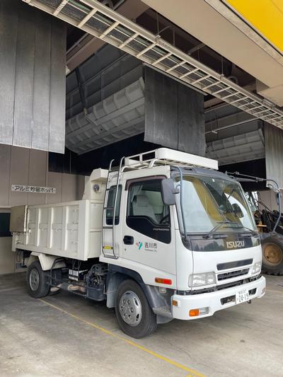 選別されたあとのかんを運ぶトラック