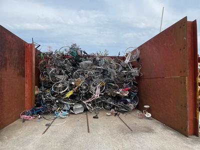環境センターに集められたごみ（自転車）