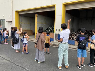 見学をする参加者