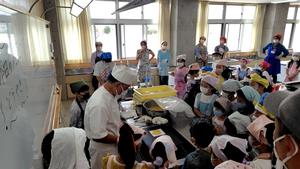 子どもたちがどら焼きの作り方の説明を聞いている様子