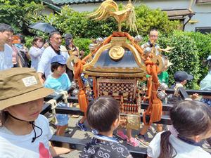 子どもたちが神輿を担いでいる様子