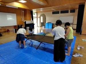 子どもたちが災害時の簡易ベットを組み立てている様子