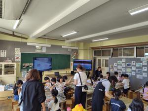 子どもたちがビーズアレンジをしている様子