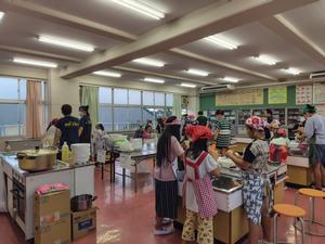 子どもたちがカレーを作っている様子
