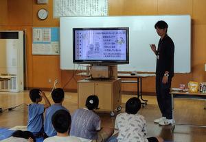 子どもたちが減災の講義を聞いている様子