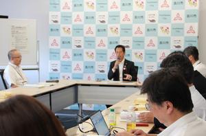 定例記者会見の様子写真