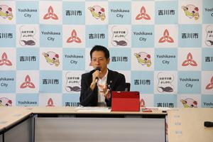 記者へあいさつをする市長