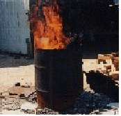 ドラム缶の中で焼却している写真