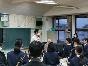 南中学校演奏披露の様子