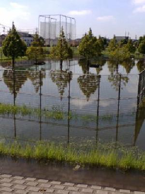 冠水時の運動公園テニスコートの様子