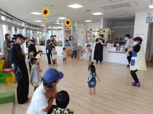みんなで「どうぶつ体操」を踊る様子