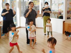 「アンパンマン体操」を上手に踊る親子の写真