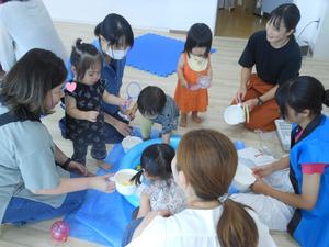あひるすくいが人気でみんなが集まっている様子