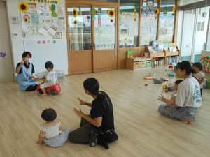 みんなで「おべんとうばこ」の手遊びをしている様子