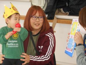 今月で1歳になる女の子の紹介の様子