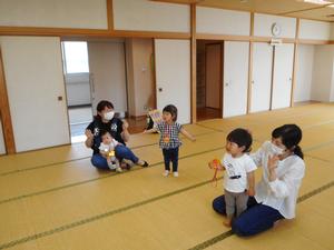 元気に体操をしている様子